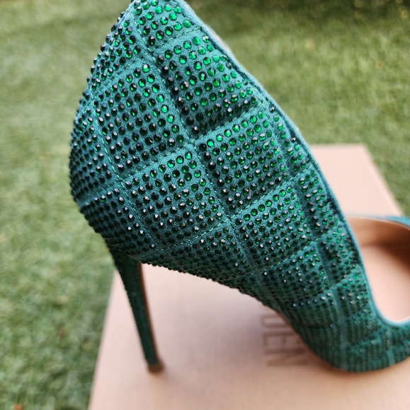 Women Heels - Picture 2 of 7